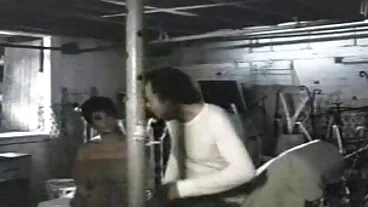 Adolescente bionda specialista della sega con belle milf porche i capezzoli trafitti si masturba