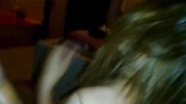 Riley e scambiste porche Adriana esplorano le loro sensazioni con uno strap-on