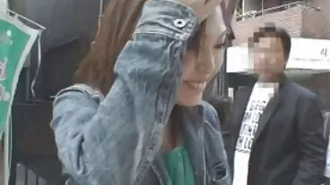 Grande bottino MILF sotto vecchie porche italiane l'albero