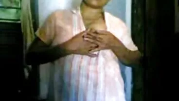 Tiny Blonde Teen ha raccolto duro al campo da tennis casalinghe mature porche