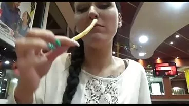 La bionda belle porche italiane MILF Magnifique mostra un bel corpo in piscina