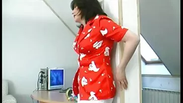 Il giovane stallone porta la vecchie porche italiane carne grossa