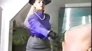 Cameriere calde si tengono addosso milf porche porno e succhiano il cazzo fino a quando non vengono