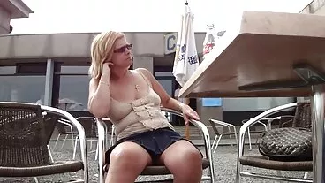 Reality Kings: scopa il culo di Ginebra donne mature porcone Bellucci su un letto di rose su PornHD