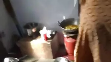 La bella casalinga occhialuta si fa una sborrata donne pirche in faccia