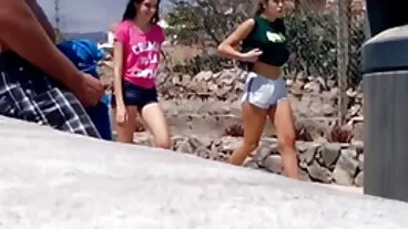 I cattivi ragazzi si fanno succhiare i cazzi da donne anziane porche tettone