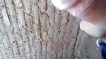 Ancora un altro deficiente porche sexy intrappolato e sbarrato: matrigna tettona