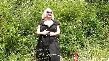 Un ragazzo arrapato viene soffocato mamme porche porno nelle sue enormi tette